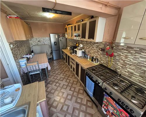 Ap. 4 camere Vest, etaj 2, mobilat, centrala pe gaz, 67 mp