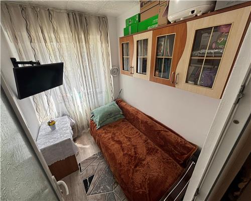 Ap. 4 camere Vest, etaj 2, mobilat, centrala pe gaz, 67 mp