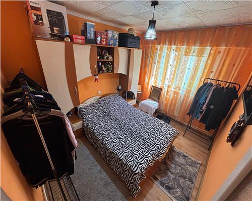 Ap. 4 camere Vest, etaj 2, mobilat, centrala pe gaz, 67 mp