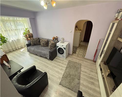 Ap. 4 camere Vest, etaj 2, mobilat, centrala pe gaz, 67 mp