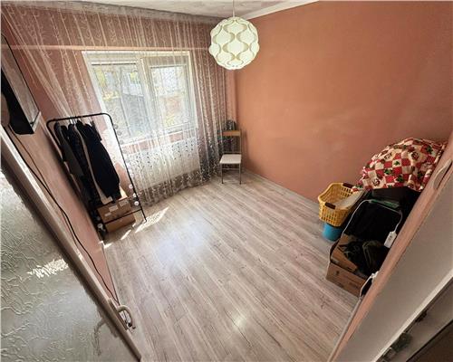 Ap. 4 camere Vest, etaj 2, mobilat, centrala pe gaz, 67 mp
