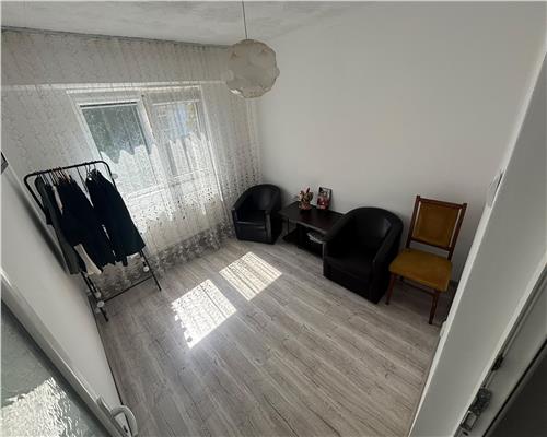 Ap. 4 camere Vest, etaj 2, mobilat, centrala pe gaz, 67 mp