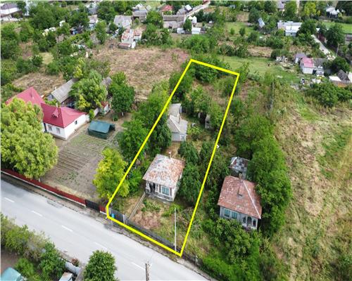 Casa la soseaua principala, teren 1.309 mp in Plopul, Tulcea
