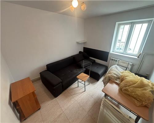 Casa de închiriat în Centru, curte proprie, Piata Veche