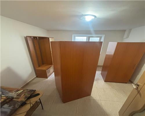 Casa de închiriat în Centru, curte proprie, Piata Veche