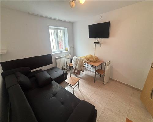 Casa de închiriat în Centru, curte proprie, Piata Veche
