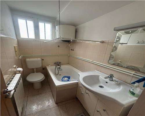 Casa de închiriat în Centru, curte proprie, Piata Veche