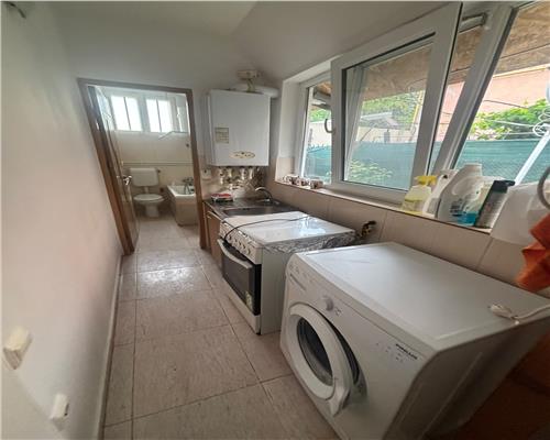 Casa de închiriat în Centru, curte proprie, Piata Veche