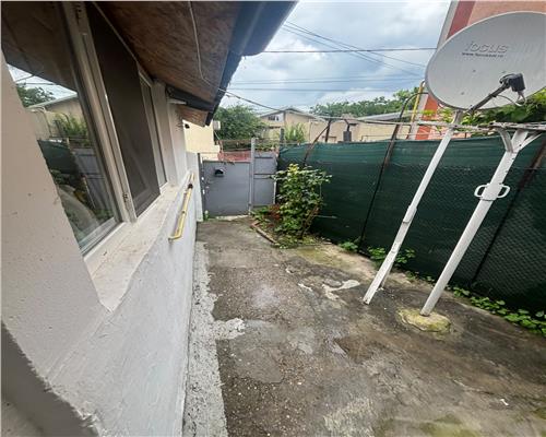 Casa de închiriat în Centru, curte proprie, Piata Veche