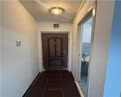 Garsoniera renovata complet, etaj 3, zona Vest