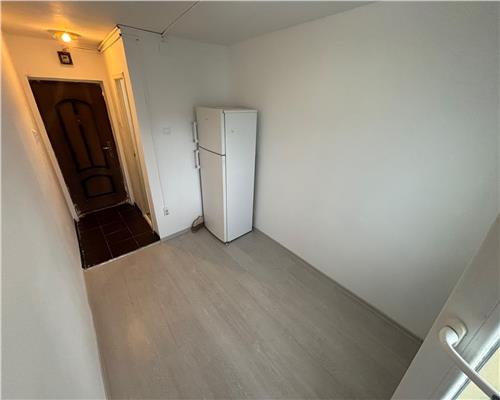 Garsoniera renovata complet, etaj 3, zona Vest