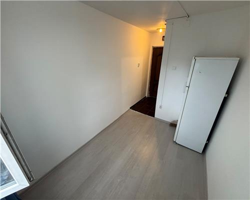 Garsoniera renovata complet, etaj 3, zona Vest
