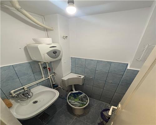 Garsoniera renovata complet, etaj 3, zona Vest