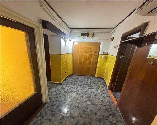 Apartament 2 camere cu garaj, central, str. Isacciei