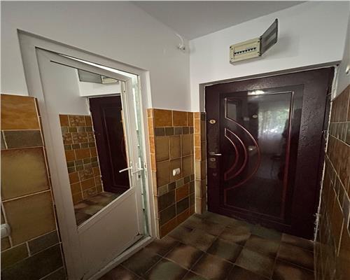 Garsoniera de inchiriat in zona Politiei, etaj 1, mobilata