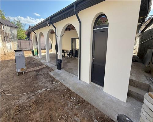 Casa spatioasa cu 3 camere si curte mare, în zona centrala