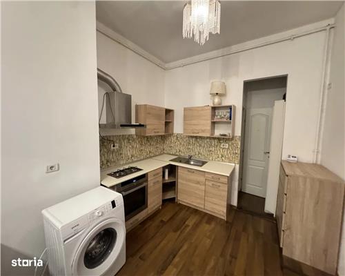 Casa spatioasa cu 3 camere si curte mare, în zona centrala