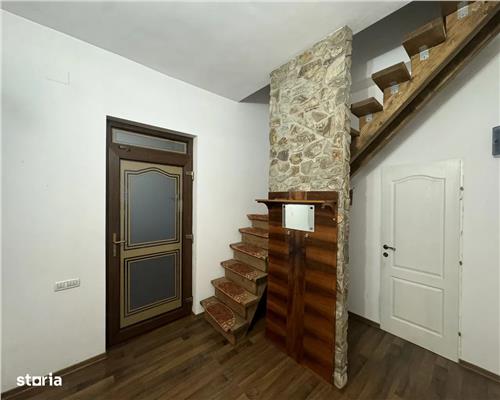 Casa spatioasa cu 3 camere si curte mare, în zona centrala