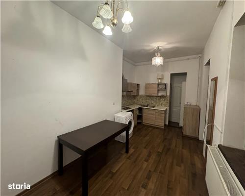 Casa spatioasa cu 3 camere si curte mare, în zona centrala