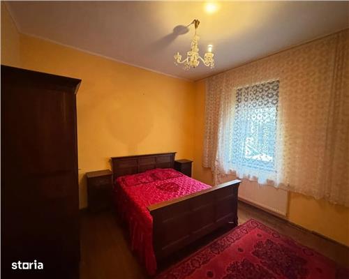 Casa spatioasa cu 3 camere si curte mare, în zona centrala
