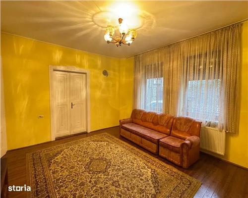 Casa spatioasa cu 3 camere si curte mare, în zona centrala