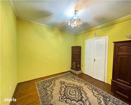 Casa spatioasa cu 3 camere si curte mare, în zona centrala