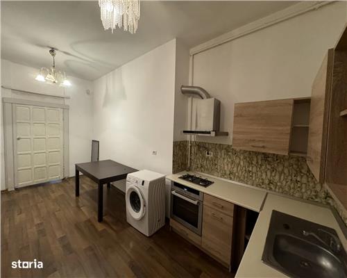 Casa spatioasa cu 3 camere si curte mare, în zona centrala