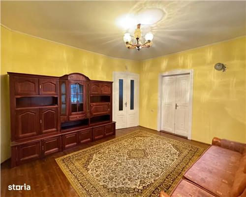 Casa spatioasa cu 3 camere si curte mare, în zona centrala