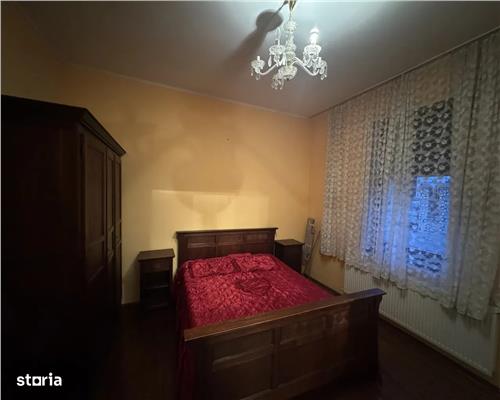 Casa spatioasa cu 3 camere si curte mare, în zona centrala