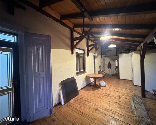 Casa spatioasa cu 3 camere si curte mare, în zona centrala